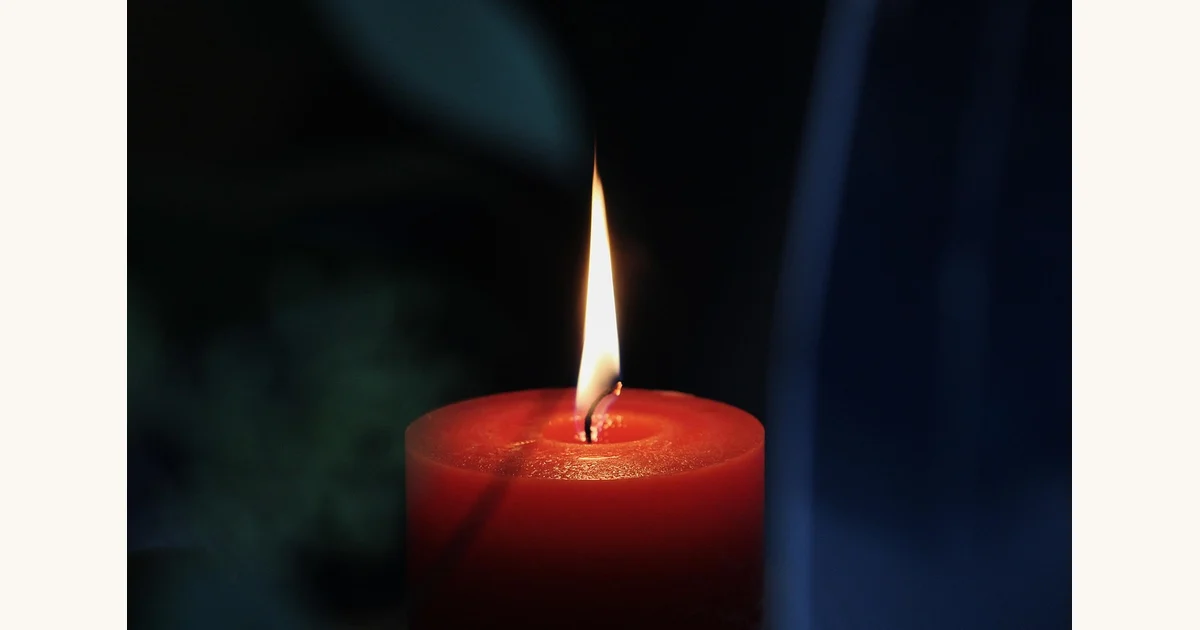 Adventskalender 2026: Flaschenmarker aus Kunstleder für den Gastgeber, Hero-Bild zum Magazinbeitrag aus der Rubrik Anlässe