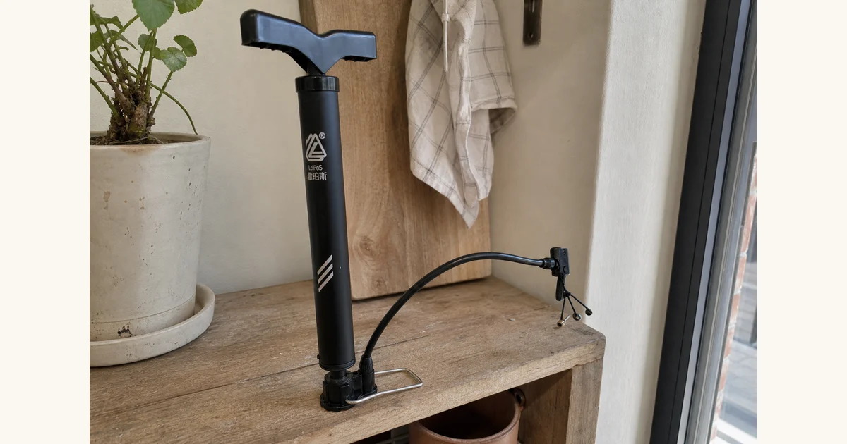 Fahrradpumpe fürs Gepäck: LeiPoS Mini für 14,99 Euro, Hero-Bild zum Magazinbeitrag aus der Rubrik Alltag