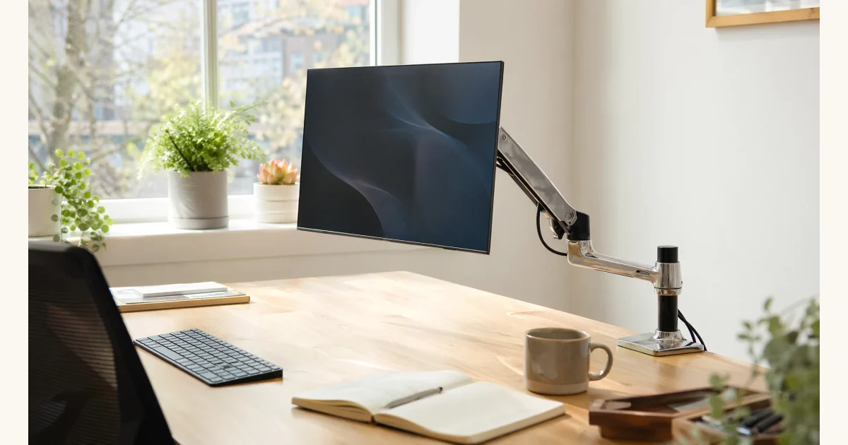 Monitorarm: Warum der Ergotron LX den Schreibtisch neu ordnet, Hero-Bild zum Magazinbeitrag aus der Rubrik Technik