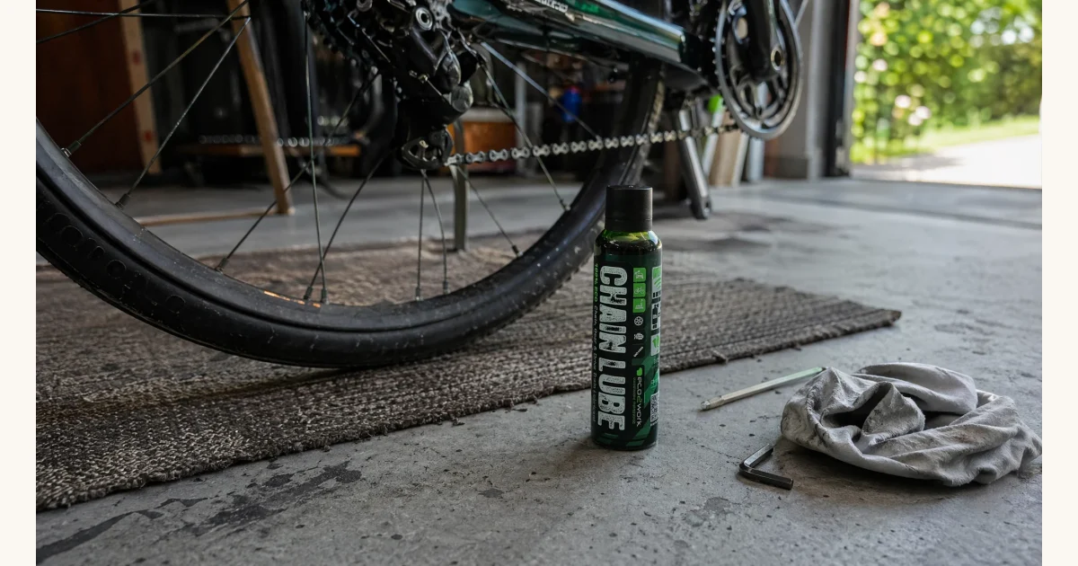 Kettenspray mit Bio-Formel: Pflege ohne schlechtes Gewissen, Hero-Bild zum Magazinbeitrag aus der Rubrik Alltag