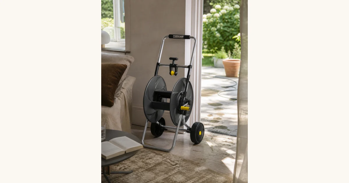 Schlauchwagen aus Metall für große Gartenrunden, Hero-Bild zum Magazinbeitrag aus der Rubrik Wohnen